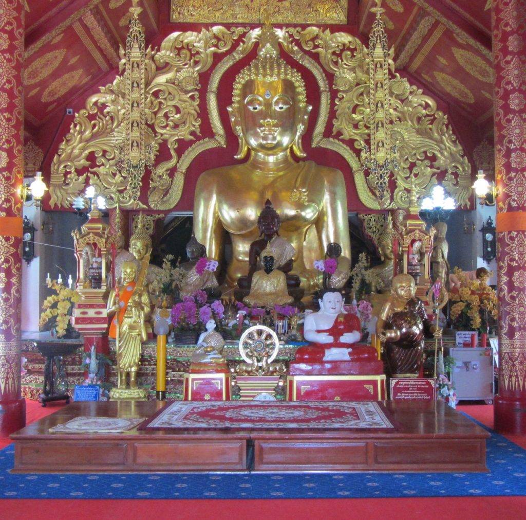 Buddha inside Wat Klang Wiang