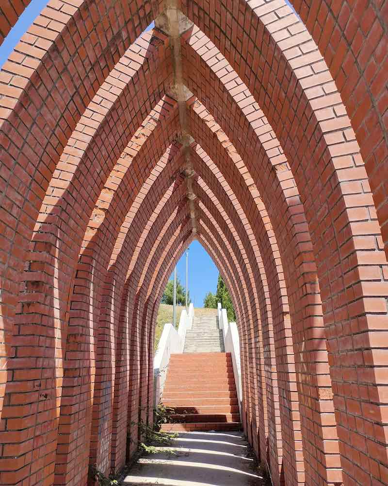 Arches Guarda Cemetery