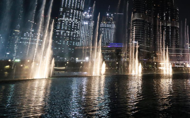 things to do in downtown Dubai dancing fountains