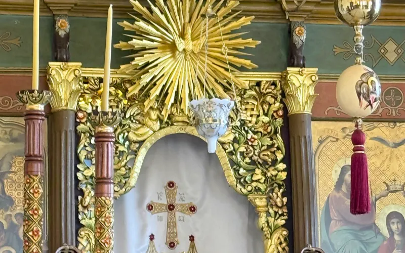 5 days in Crete Itinerary - Inside the Chysoskalitissa Church - Amy Loizou